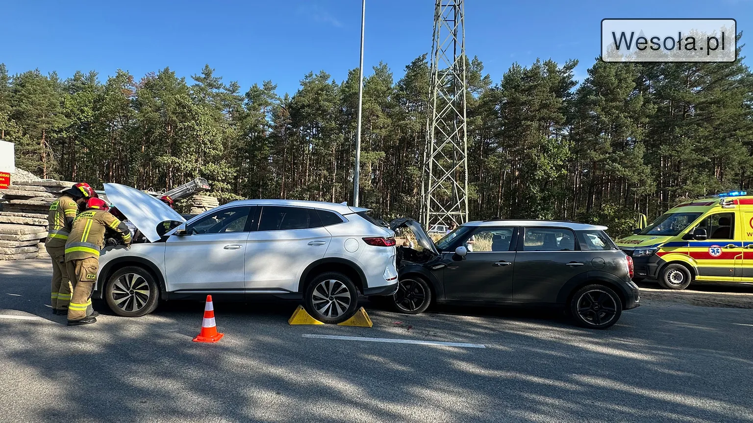 Zderzenie dwóch pojazdów na ul. Niemcewicza w Wesołej – jedno dziecko trafiło do szpitala