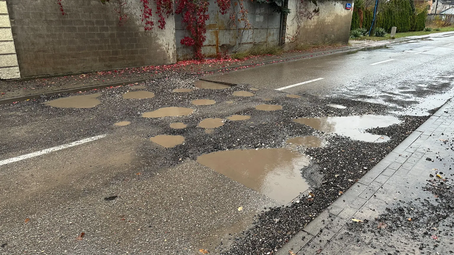 Dziury i kałuże zamiast progów: Tymczasowe rozwiązania ZDM wywołują frustrację mieszkańców Wesołej