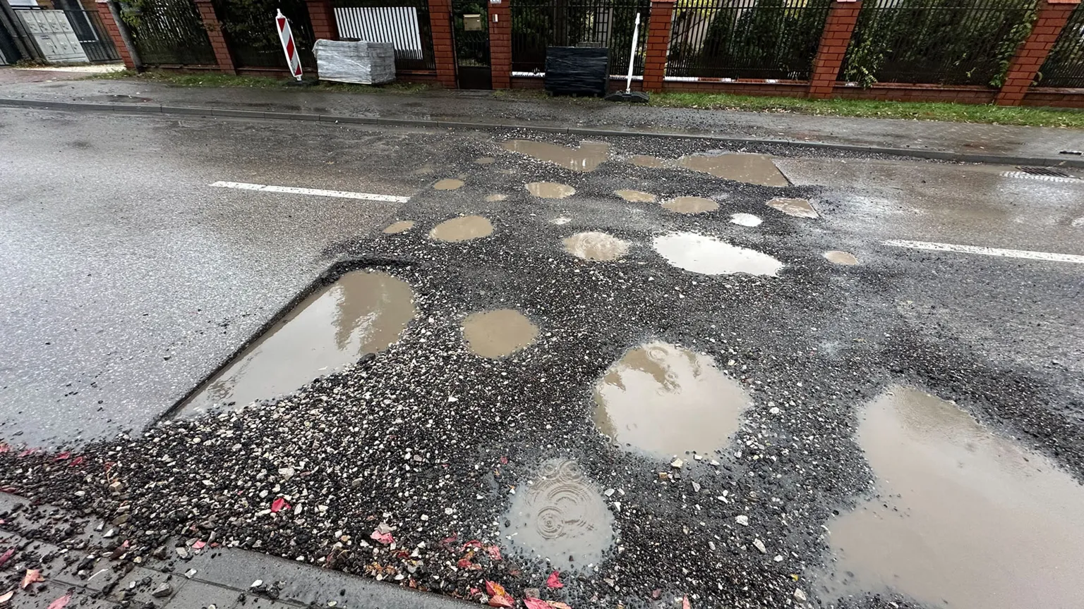 Dziury i kałuże zamiast progów: Tymczasowe rozwiązania ZDM wywołują frustrację mieszkańców Wesołej