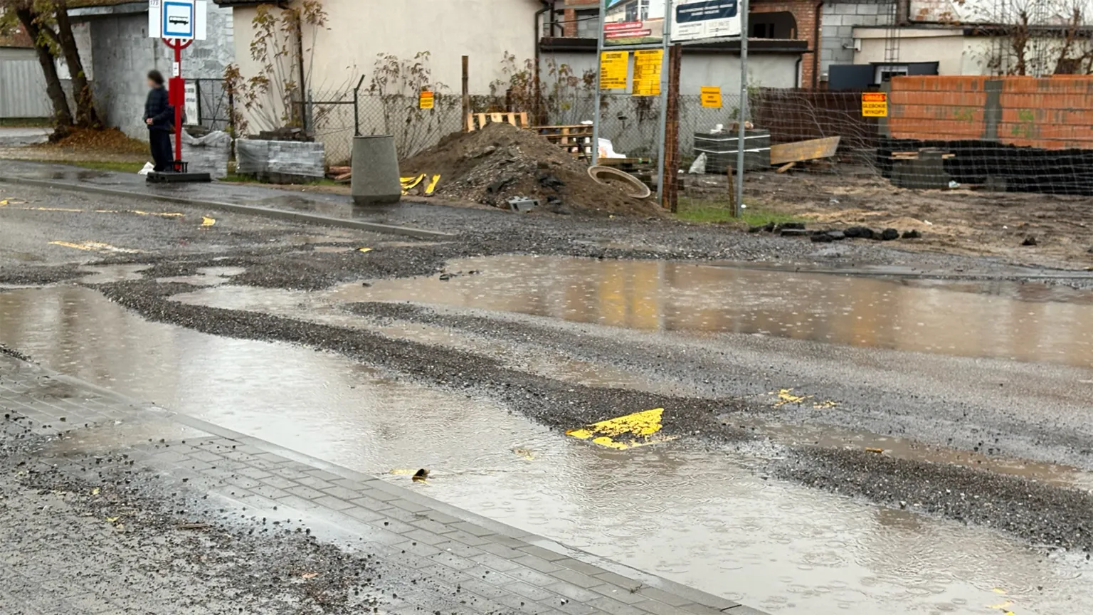 Prowizorka na prowizorkę – znów dziury na Gościńcu i Fabrycznej po kolejnym deszczu