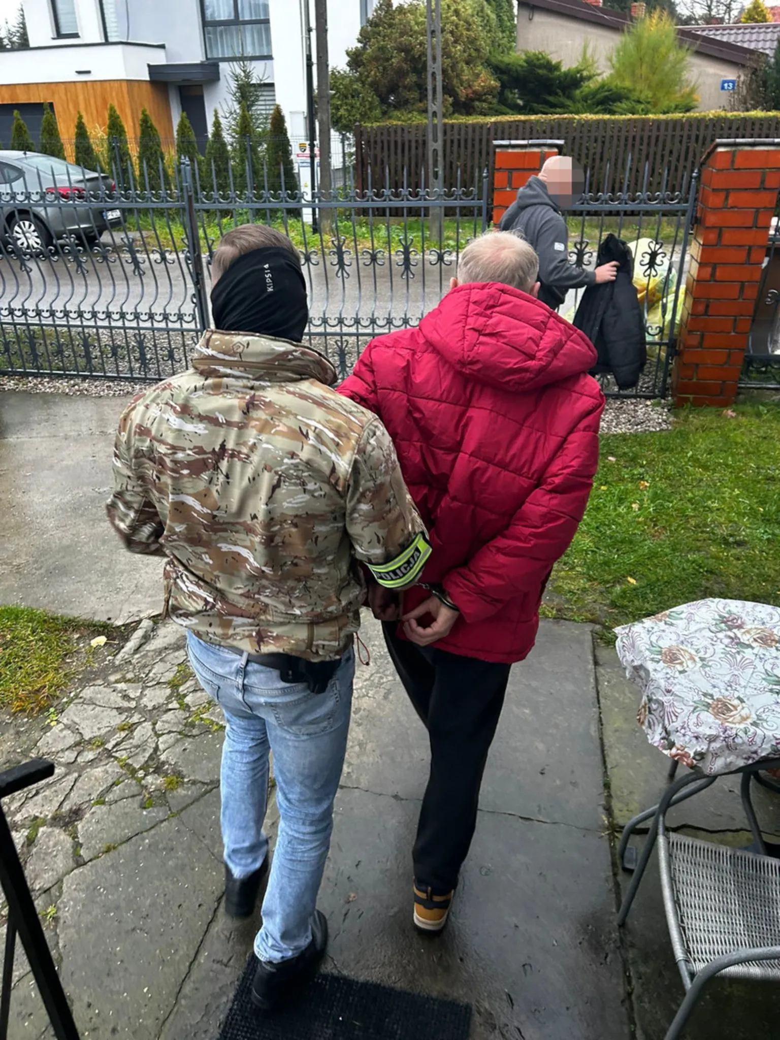 Zatrzymanie podejrzanego o oszustwo metodą „na policjanta” na terenie Wesołej – działania policji i apel o ostrożność