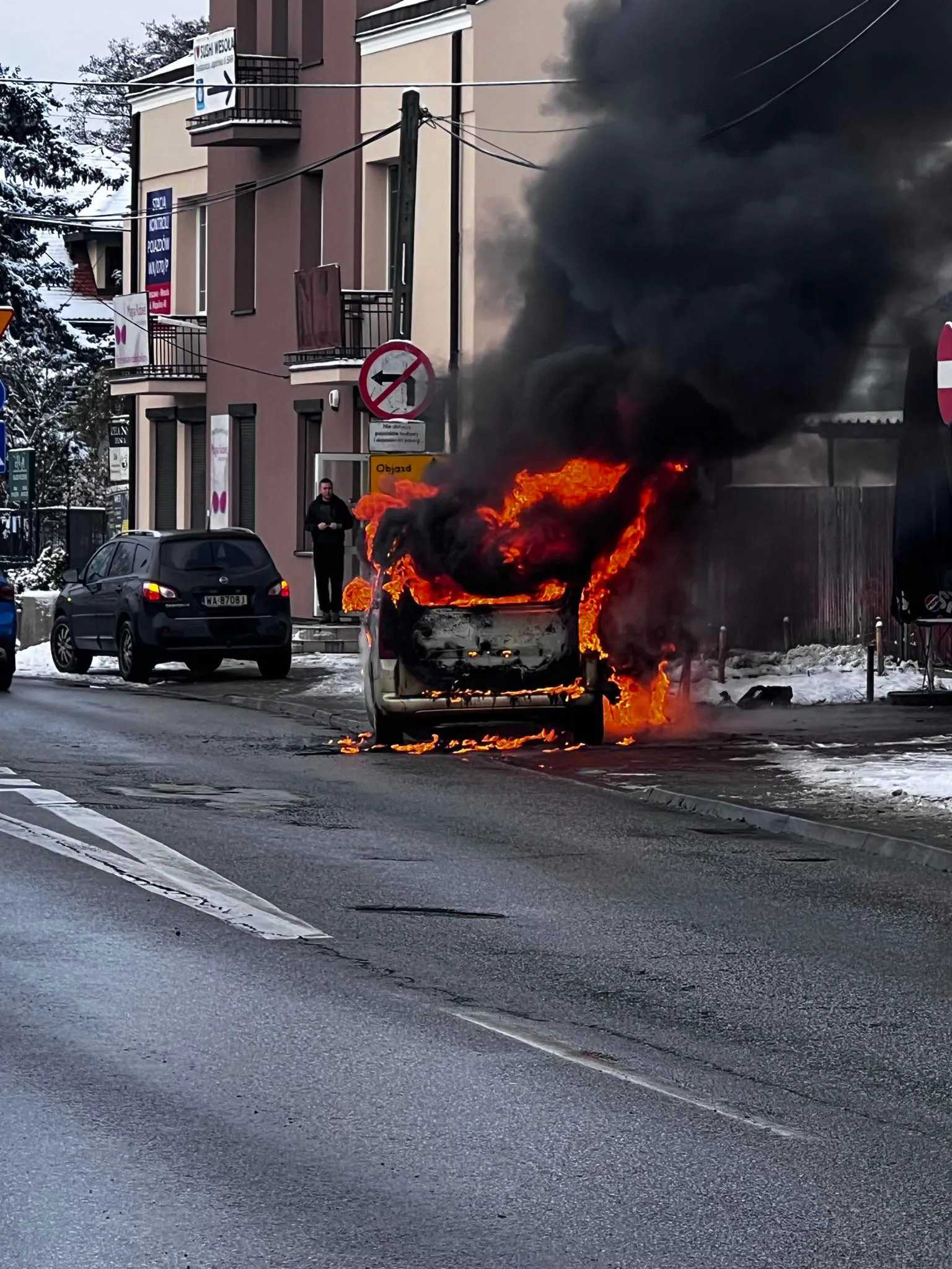 Pożar samochodu w okolicach kebaba na Zielonej. Utrudnienia w ruchu i objazdy