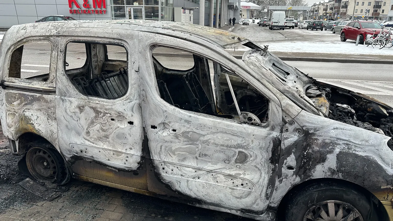 Pożar samochodu w okolicach kebaba na Zielonej. Utrudnienia w ruchu i objazdy