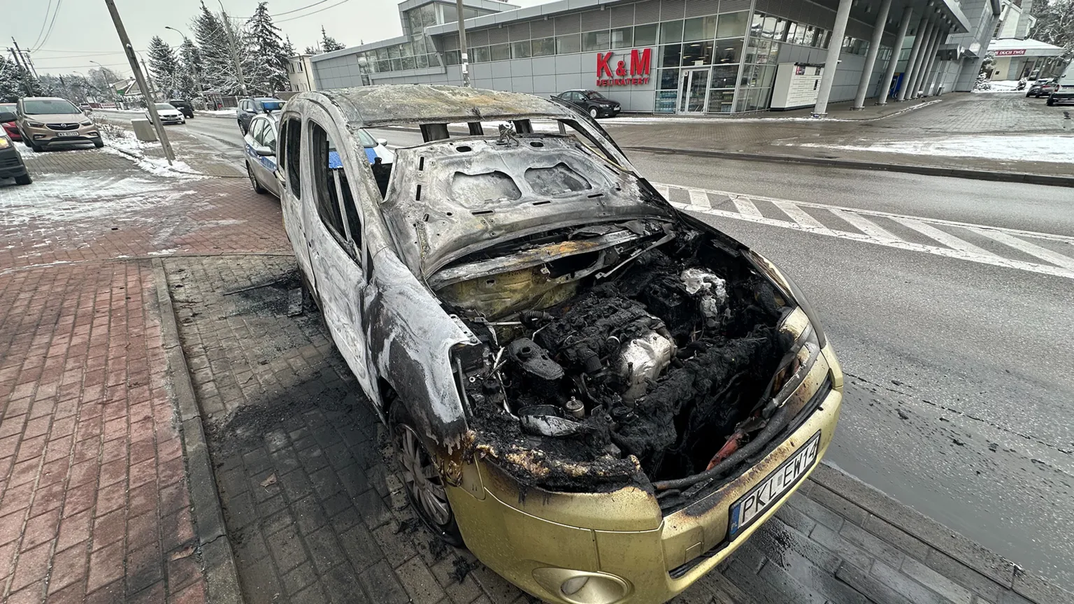 Pożar samochodu w okolicach kebaba na Zielonej. Utrudnienia w ruchu i objazdy