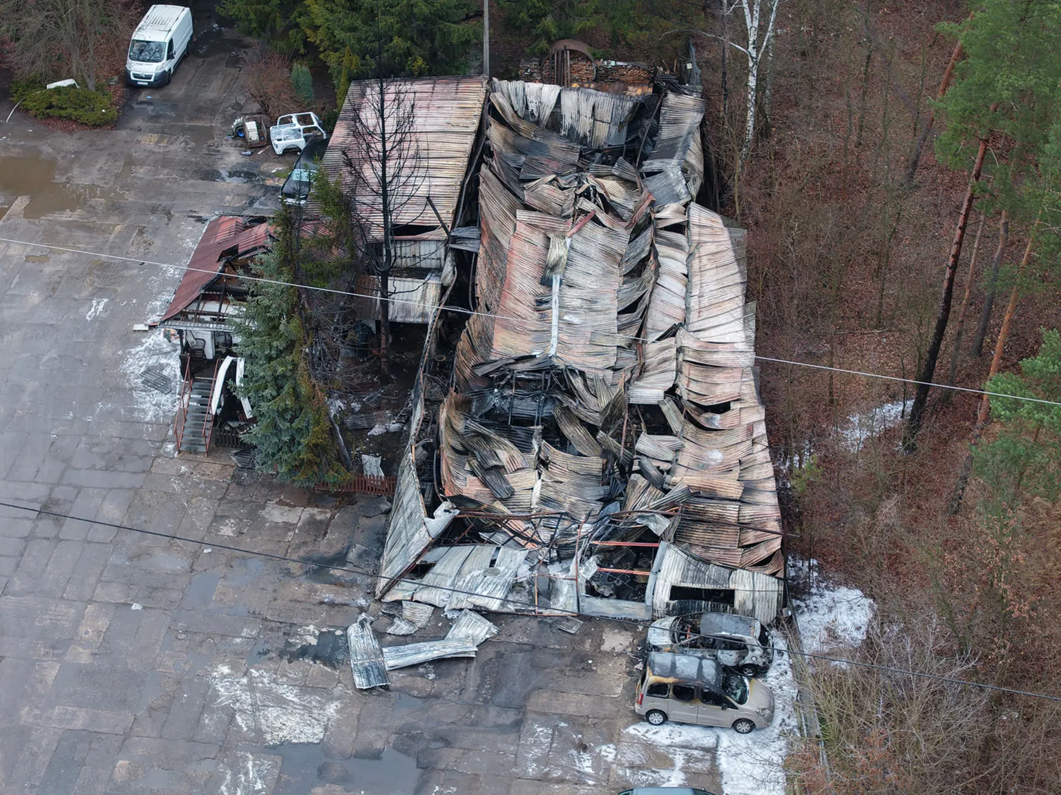 Pożar hali magazynowej w Wesołej. Akcja 23 zastępów straży