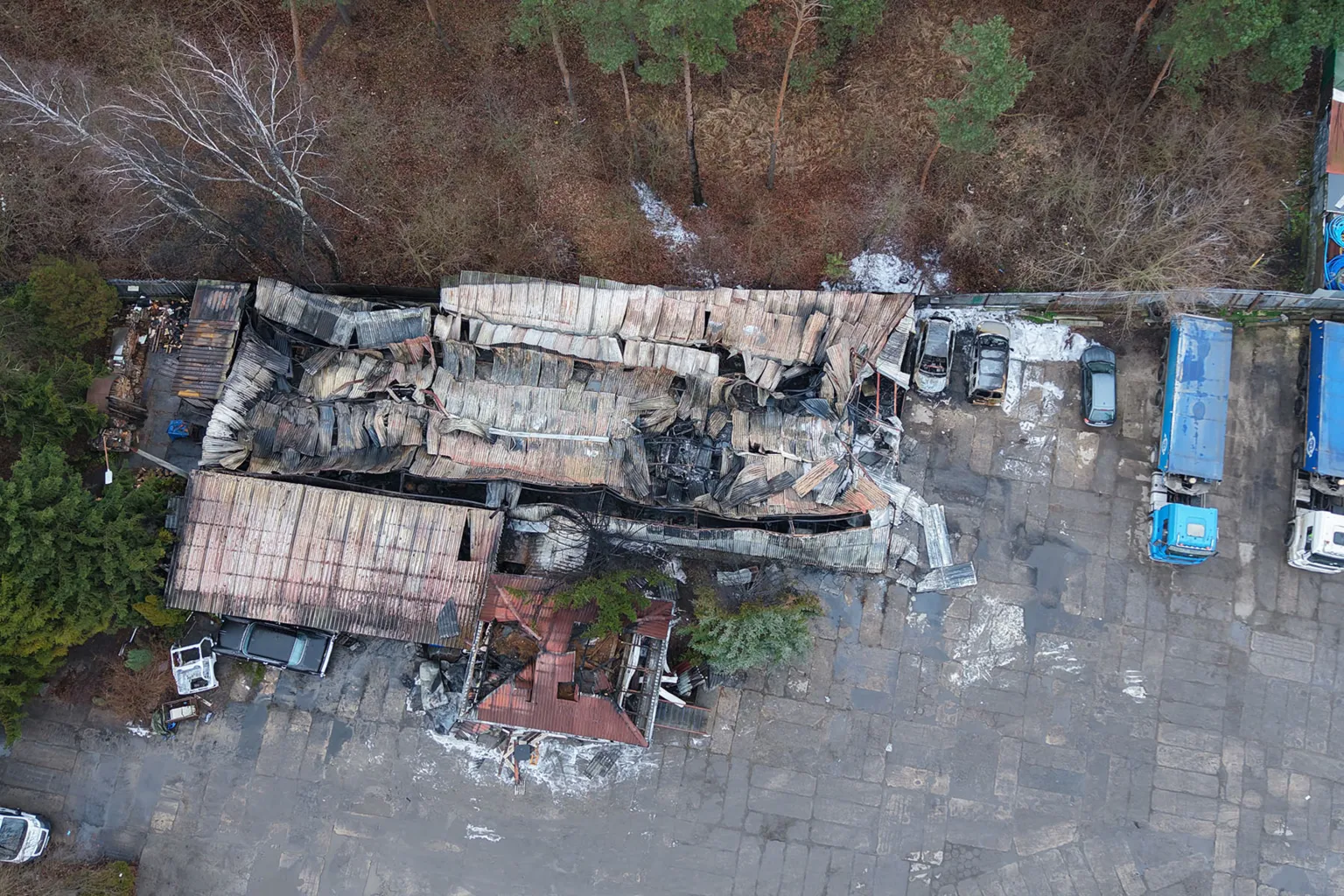 Pożar hali magazynowej w Wesołej. Akcja 23 zastępów straży