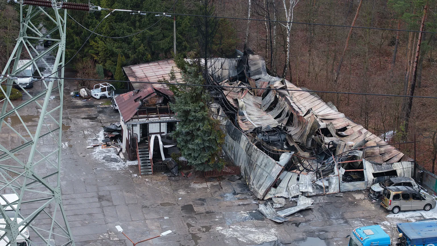 Pożar hali magazynowej w Wesołej. Akcja 23 zastępów straży
