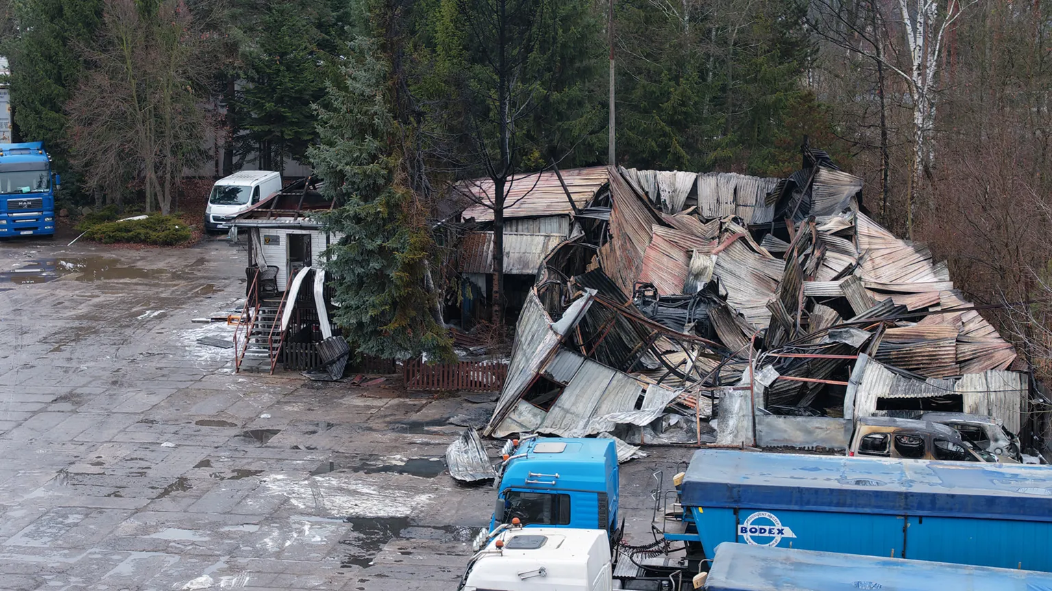 Pożar hali magazynowej w Wesołej. Akcja 23 zastępów straży