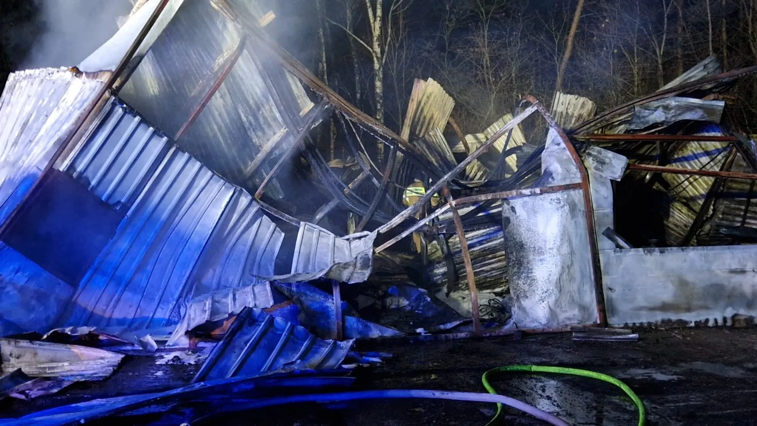 Pożar hali magazynowej w Wesołej. Akcja 23 zastępów straży