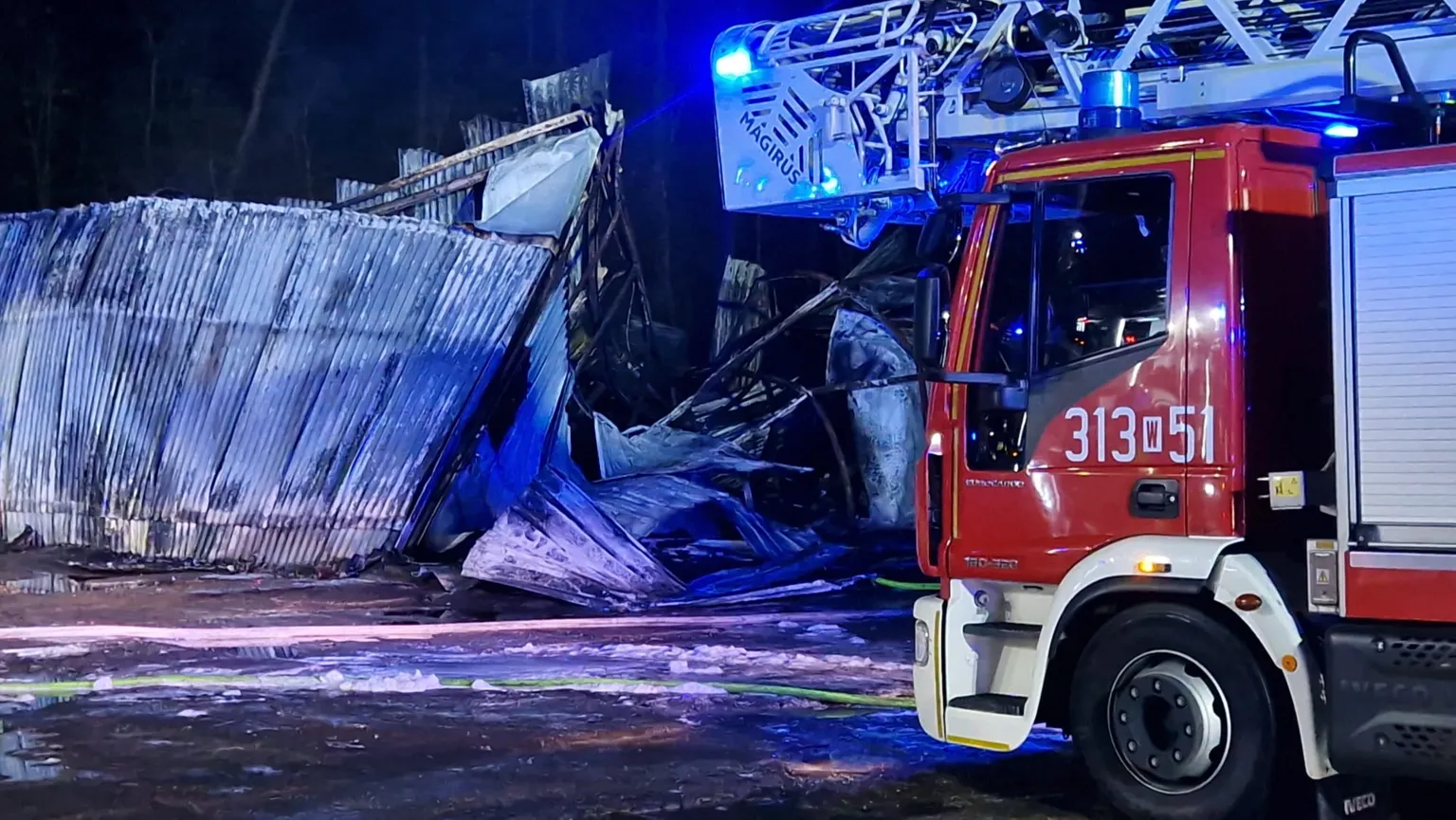 Pożar hali magazynowej w Wesołej. Akcja 23 zastępów straży