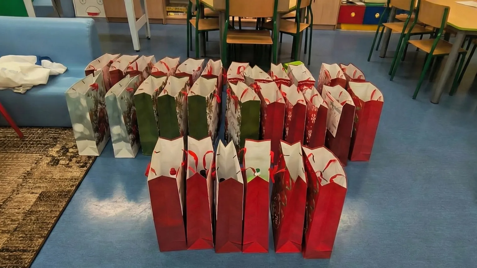 „Seniorzy seniorom”. Rada Seniorów z Wesołej przygotowała świąteczne paczki dla potrzebujących