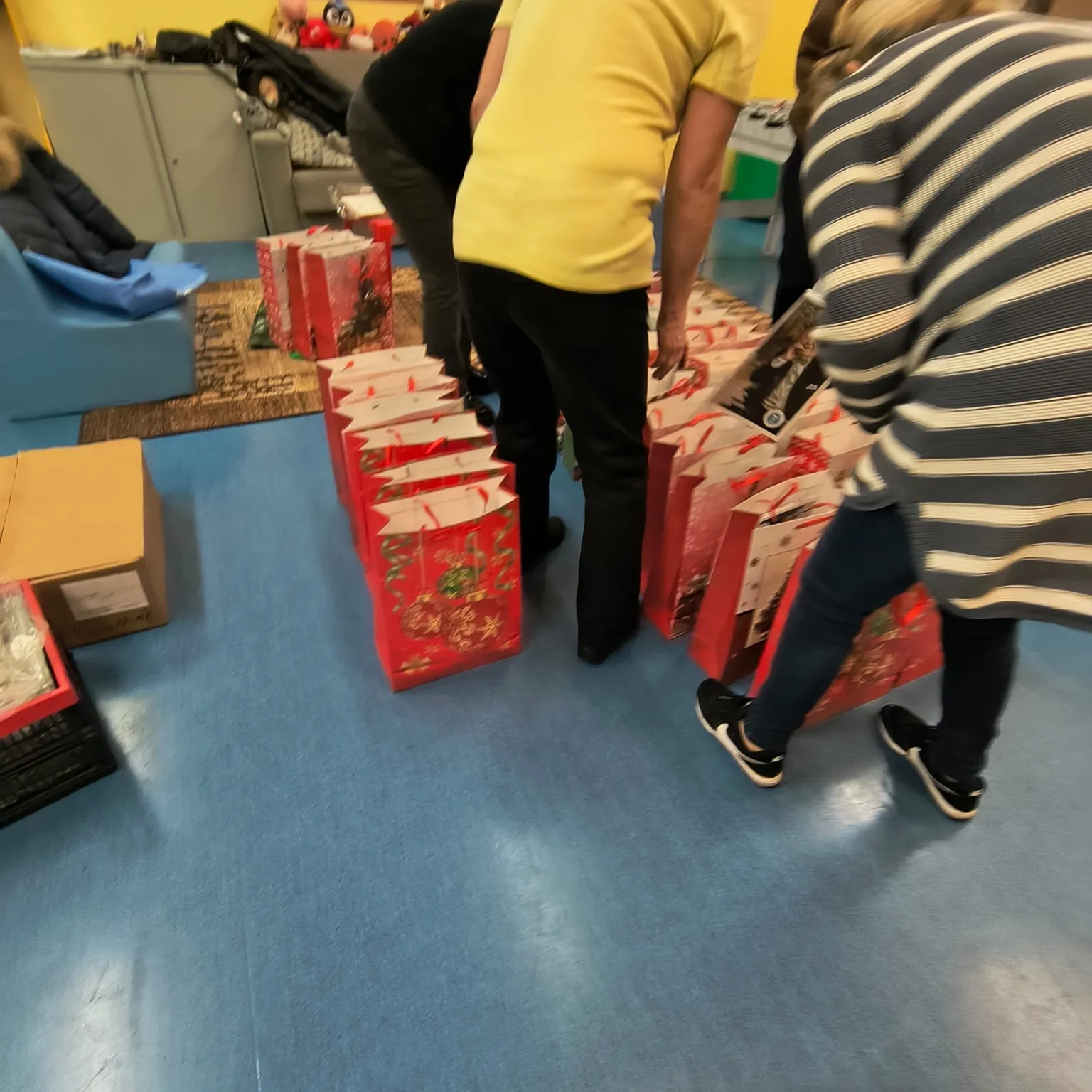 „Seniorzy seniorom”. Rada Seniorów z Wesołej przygotowała świąteczne paczki dla potrzebujących