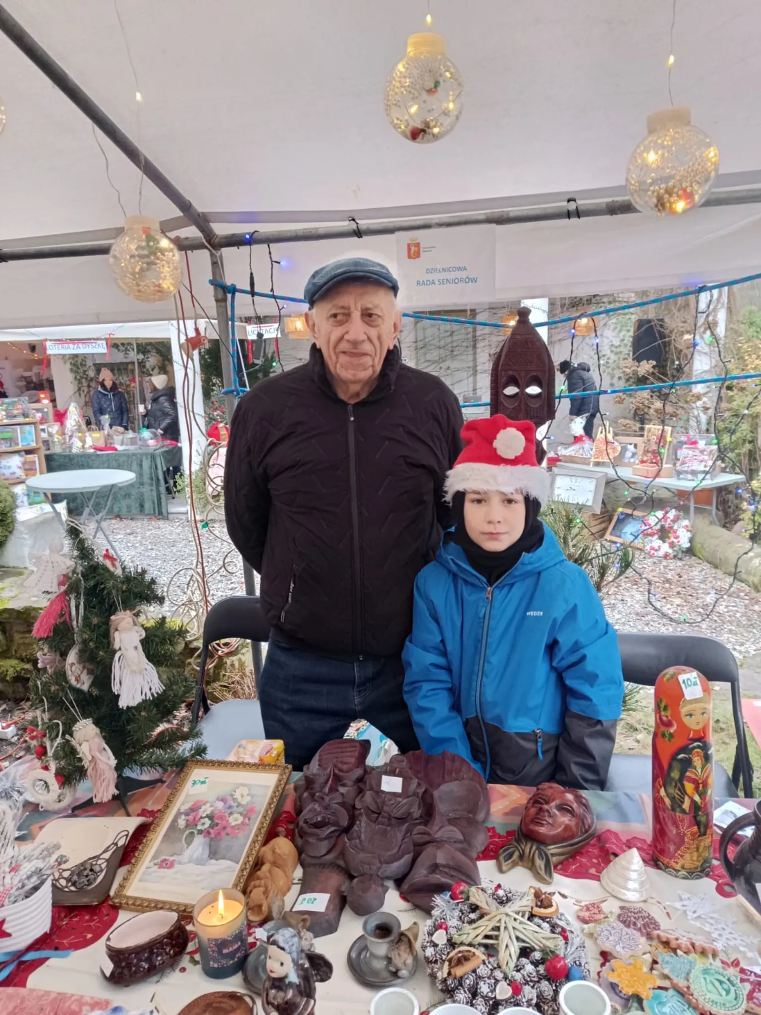 „Seniorzy seniorom”. Rada Seniorów z Wesołej przygotowała świąteczne paczki dla potrzebujących