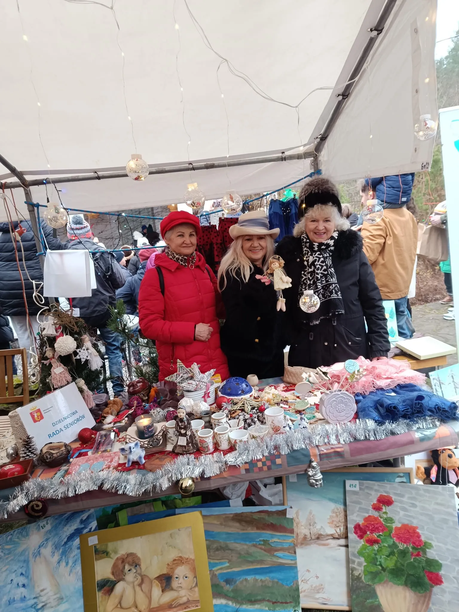 „Seniorzy seniorom”. Rada Seniorów z Wesołej przygotowała świąteczne paczki dla potrzebujących