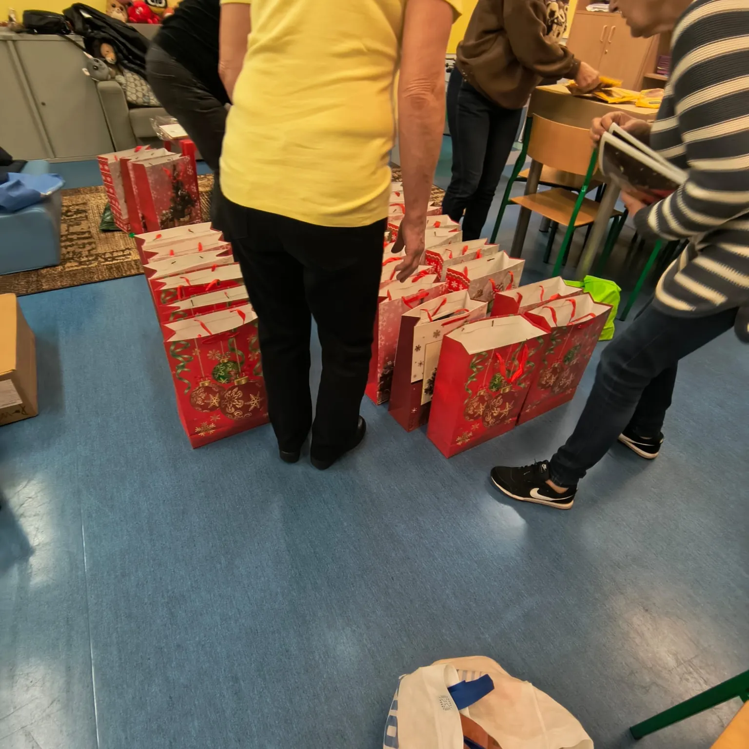 „Seniorzy seniorom”. Rada Seniorów z Wesołej przygotowała świąteczne paczki dla potrzebujących