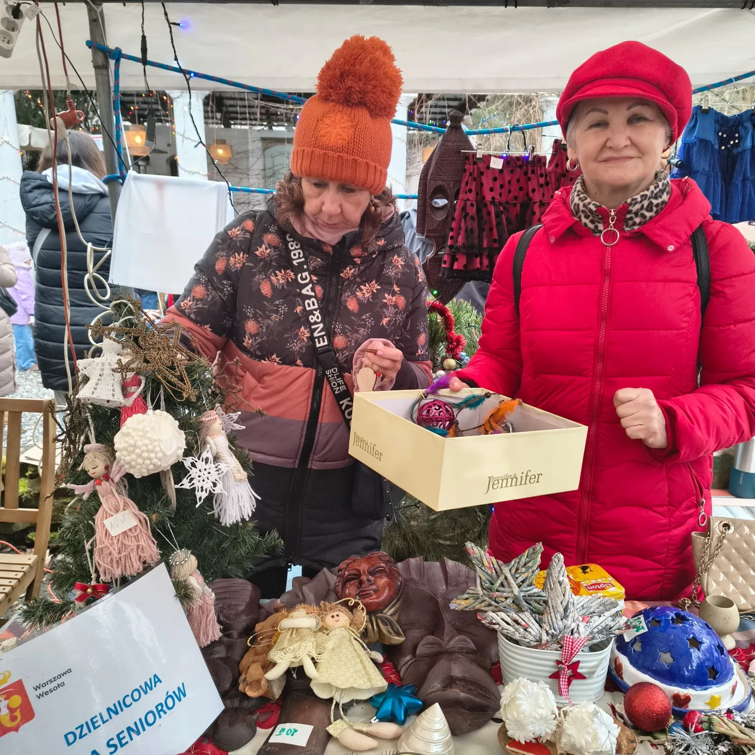 „Seniorzy seniorom”. Rada Seniorów z Wesołej przygotowała świąteczne paczki dla potrzebujących