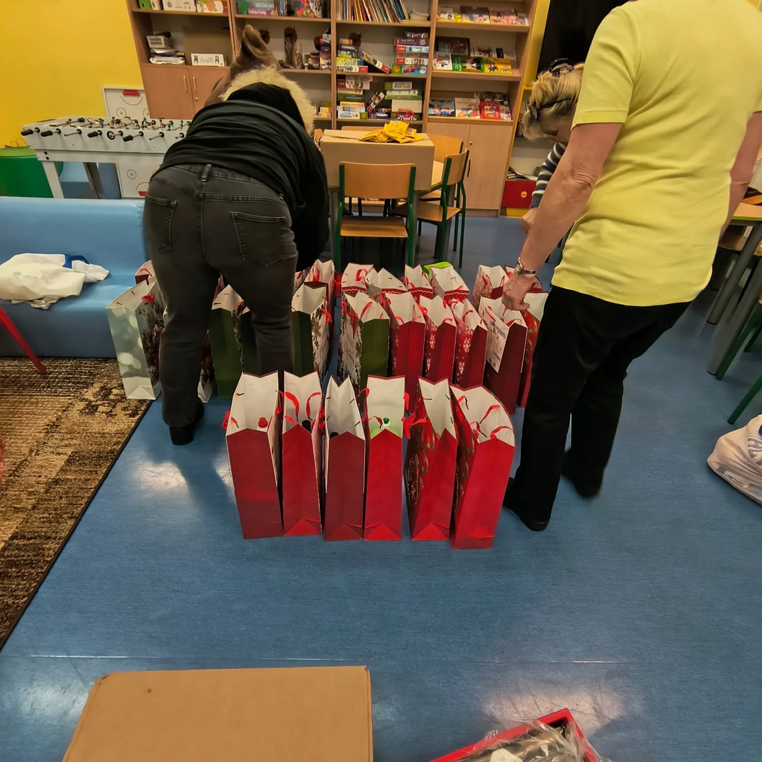 „Seniorzy seniorom”. Rada Seniorów z Wesołej przygotowała świąteczne paczki dla potrzebujących