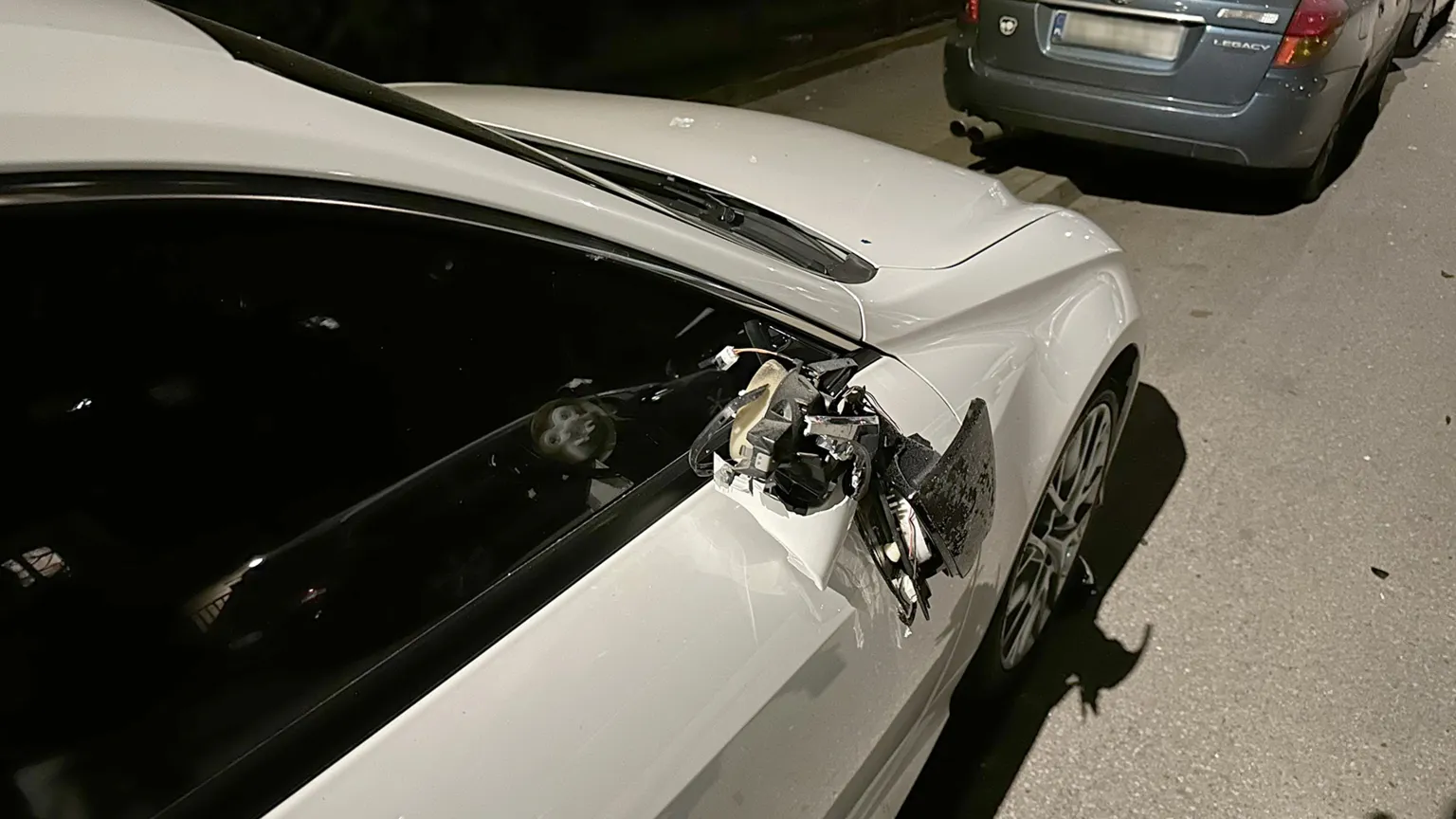 Rajd ciasnymi uliczkami Starej Miłosny. Dwa rozbite auta, sprawca uciekł