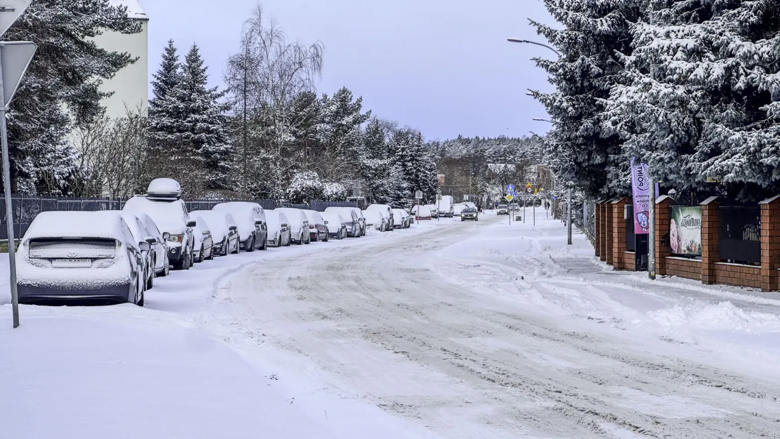 Po nocnych opadach śniegu: drogi gminne w Wesołej nadal nieodśnieżone