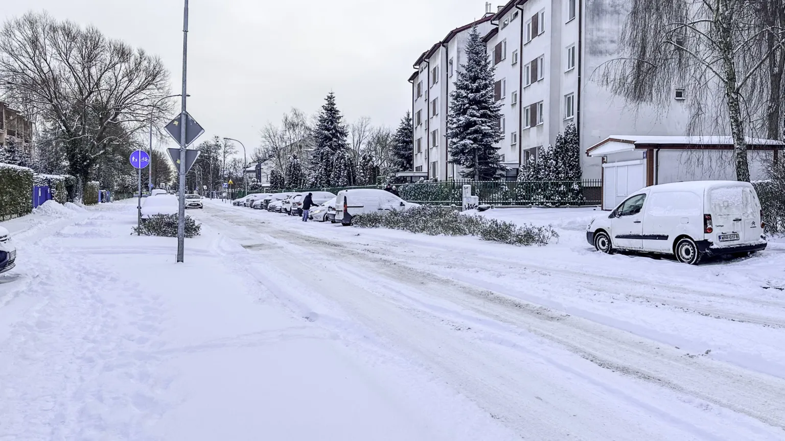 Po nocnych opadach śniegu: drogi gminne w Wesołej nadal nieodśnieżone
