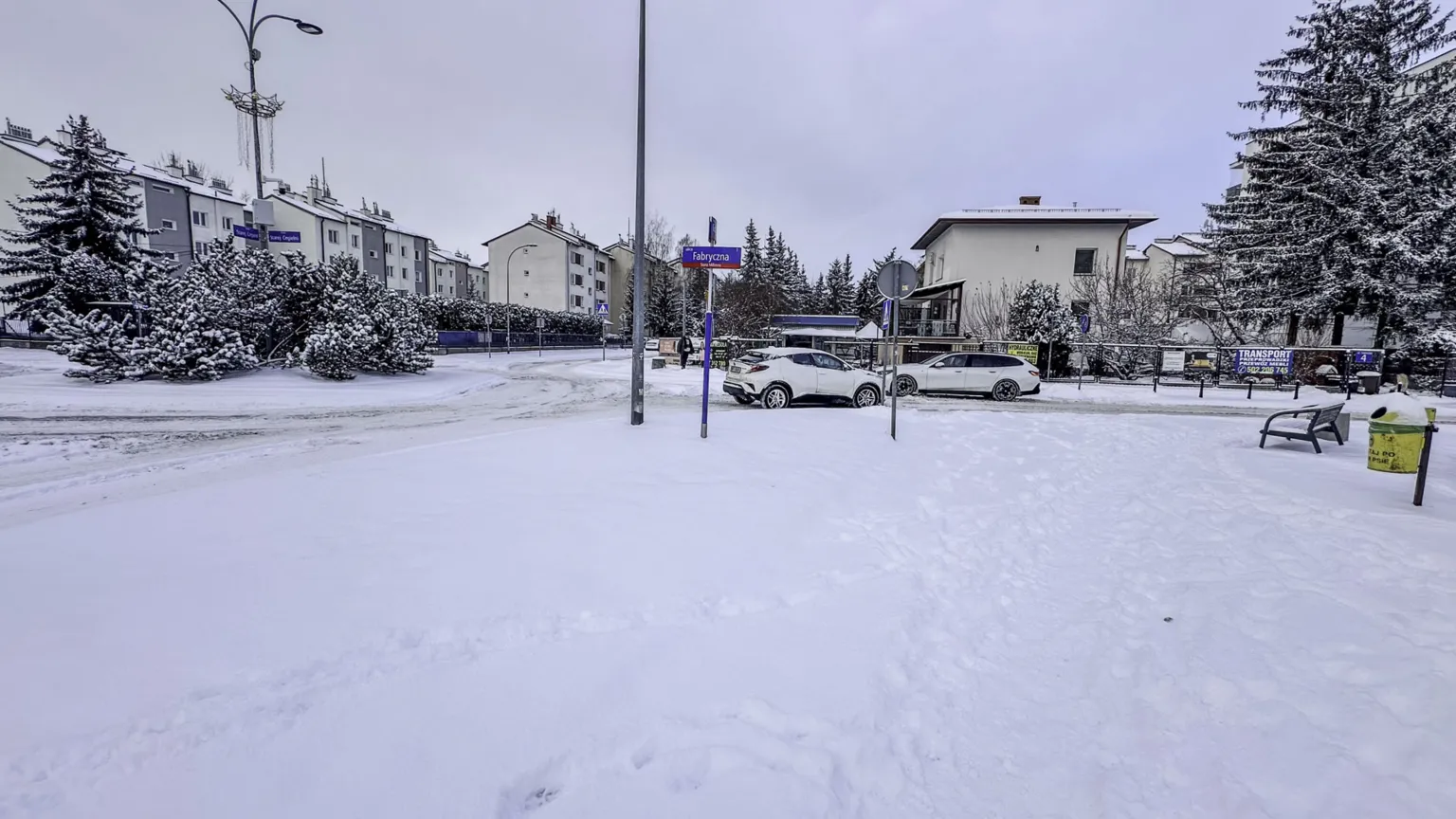 Po nocnych opadach śniegu: drogi gminne w Wesołej nadal nieodśnieżone