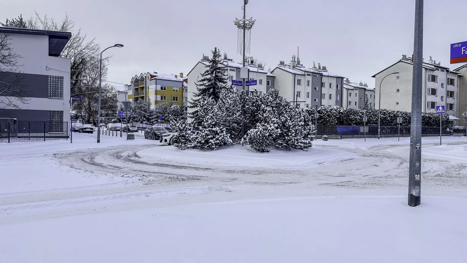 Po nocnych opadach śniegu: drogi gminne w Wesołej nadal nieodśnieżone