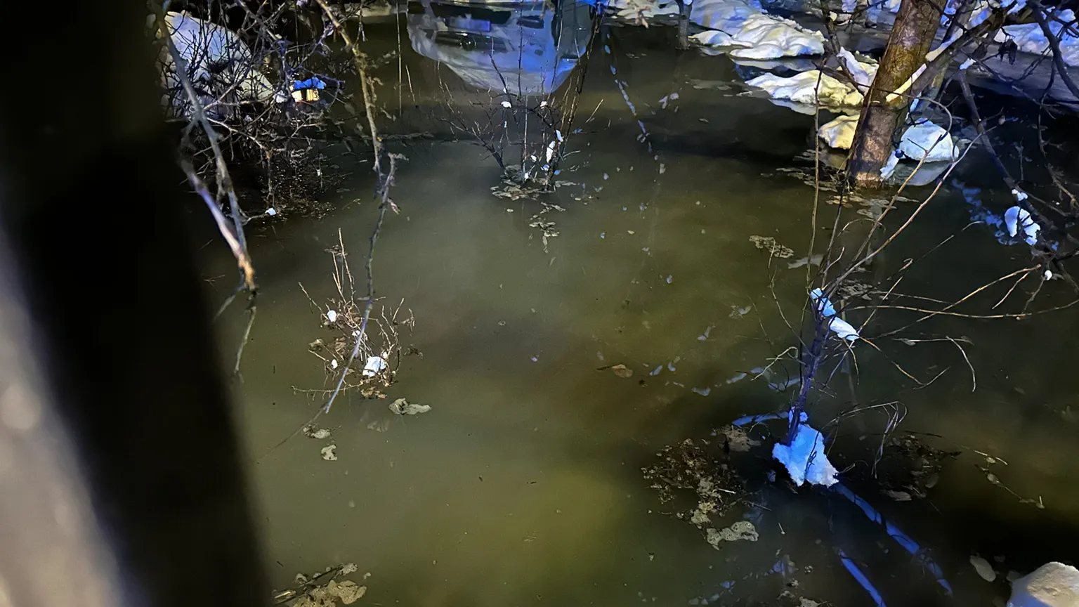 Pęknięta rura na Gościńcu - dwie posesje bez wody, kolejne mogą dołączyć rano