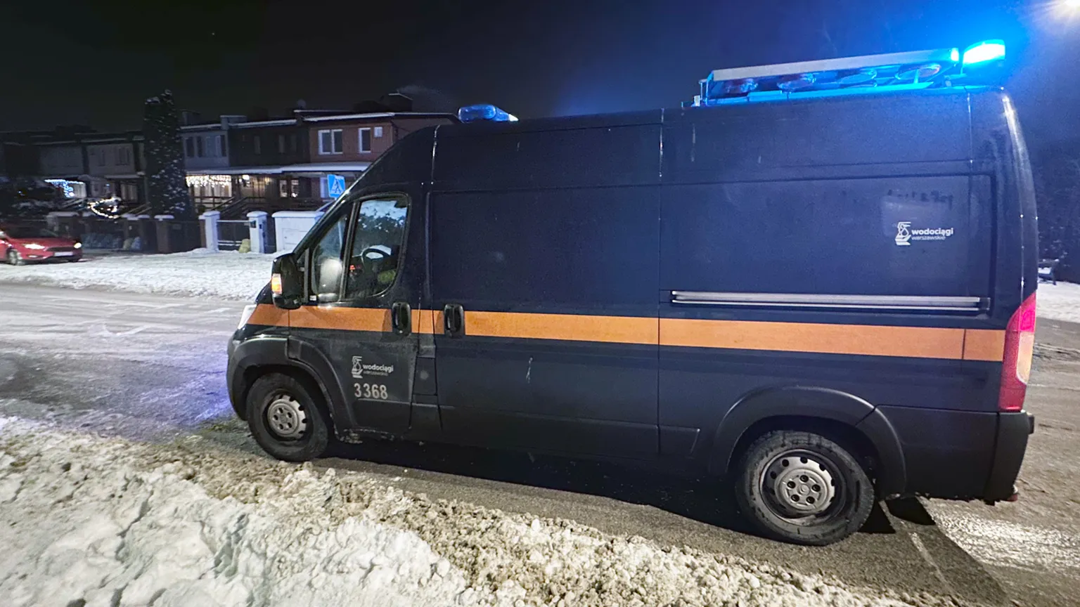 Pęknięta rura na Gościńcu - dwie posesje bez wody, kolejne mogą dołączyć rano