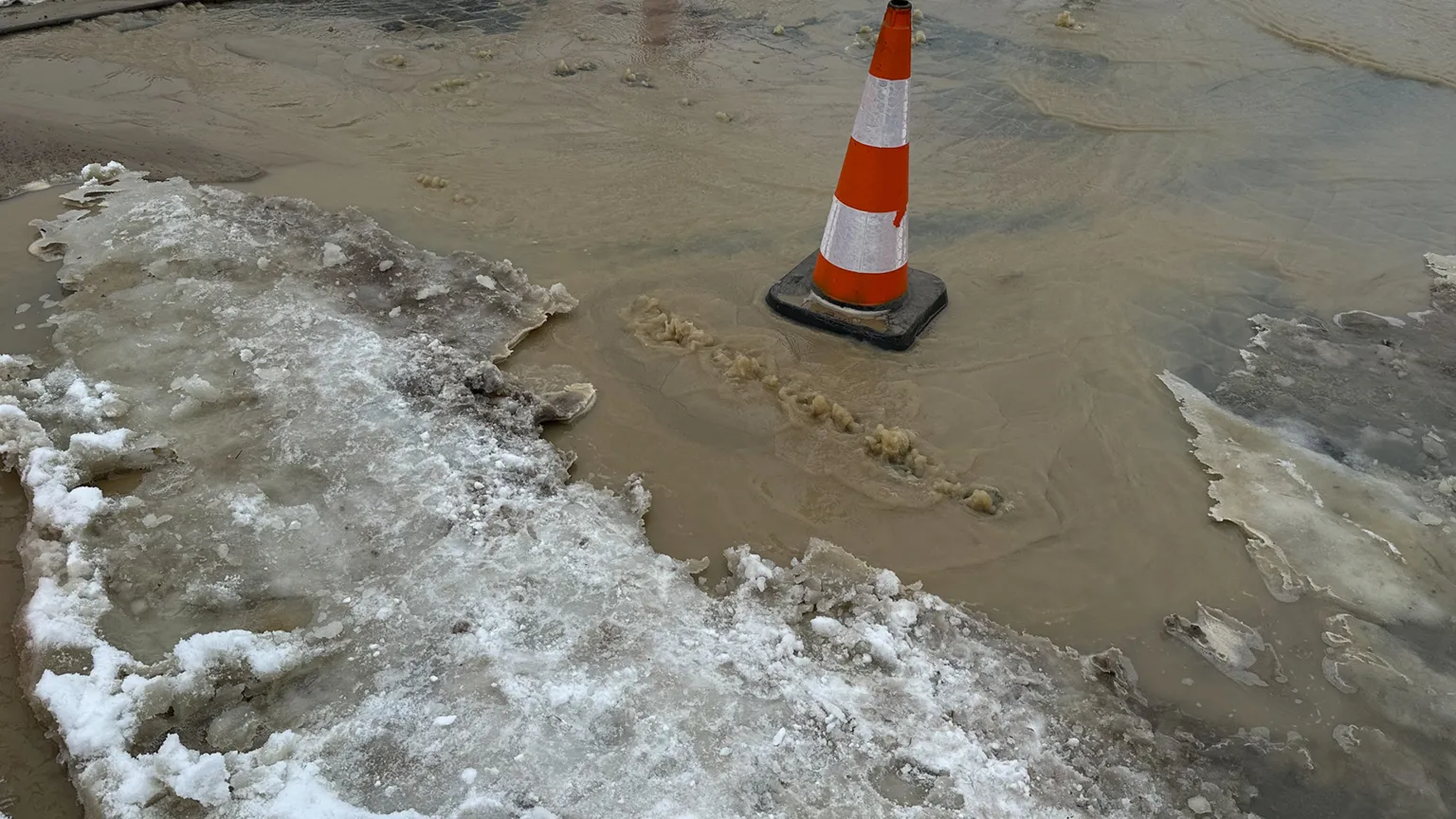 Kolejna awaria wodociągowa w Wesołej - tym razem pękło na Jana Pawła
