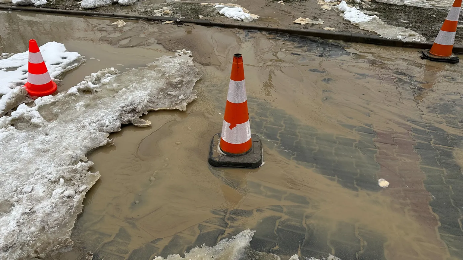 Kolejna awaria wodociągowa w Wesołej - tym razem pękło na Jana Pawła