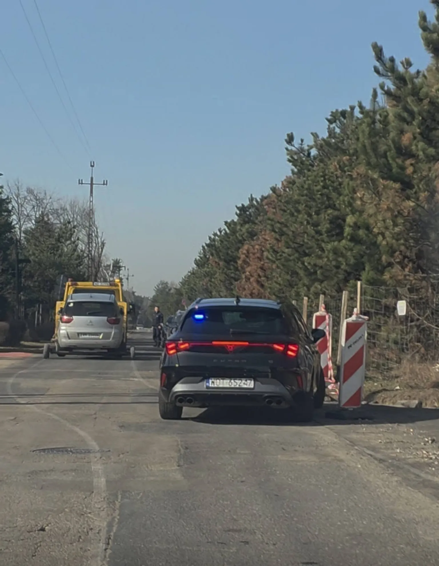 Lawety przy PKP Wesoła. Policja odholowała auta stojące na zakazie