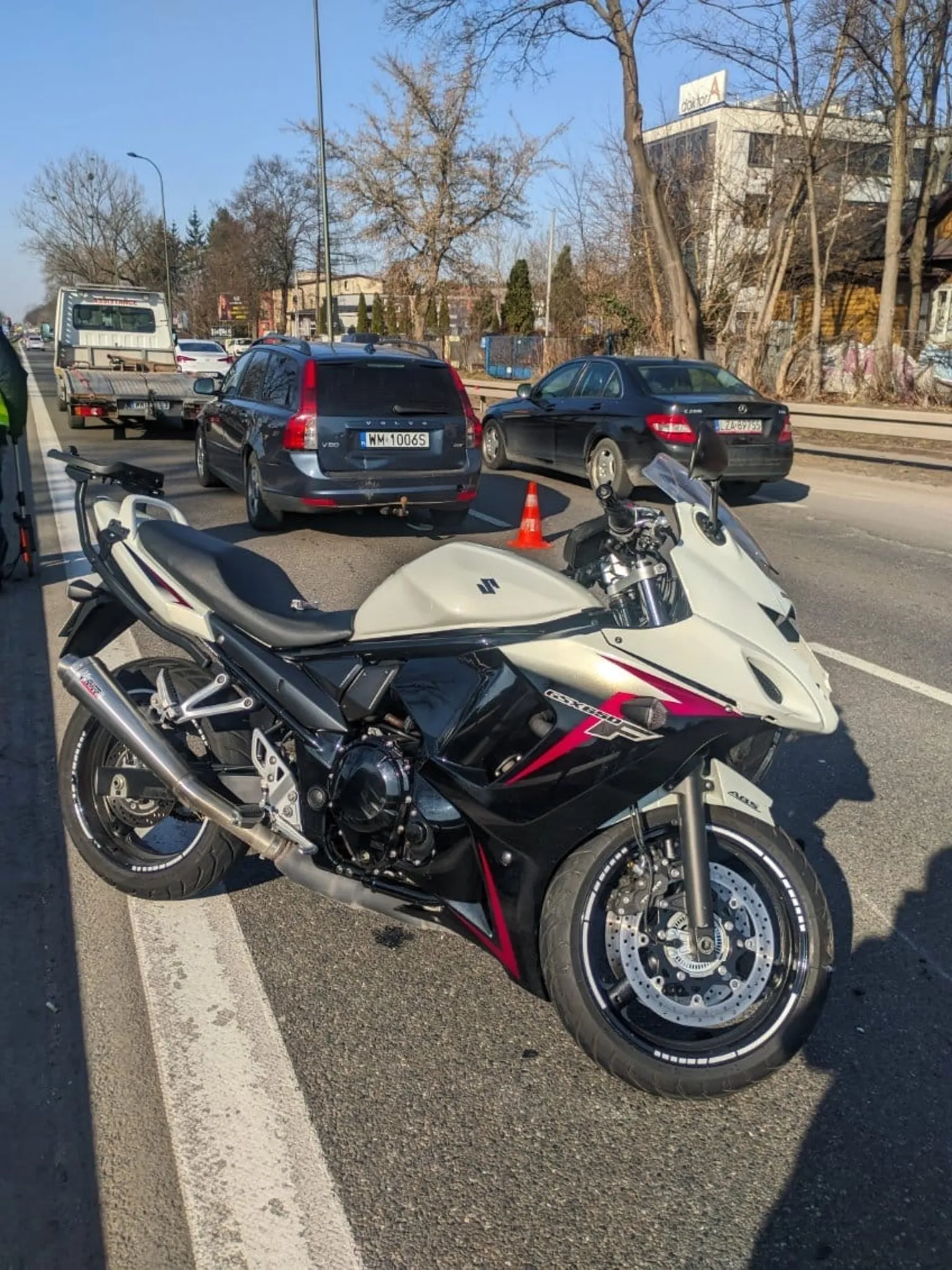 Wypadek na Trakcie Brzeskim w Starej Miłośnie: kolizja samochodu z motocyklem i duże utrudnienia w ruchu