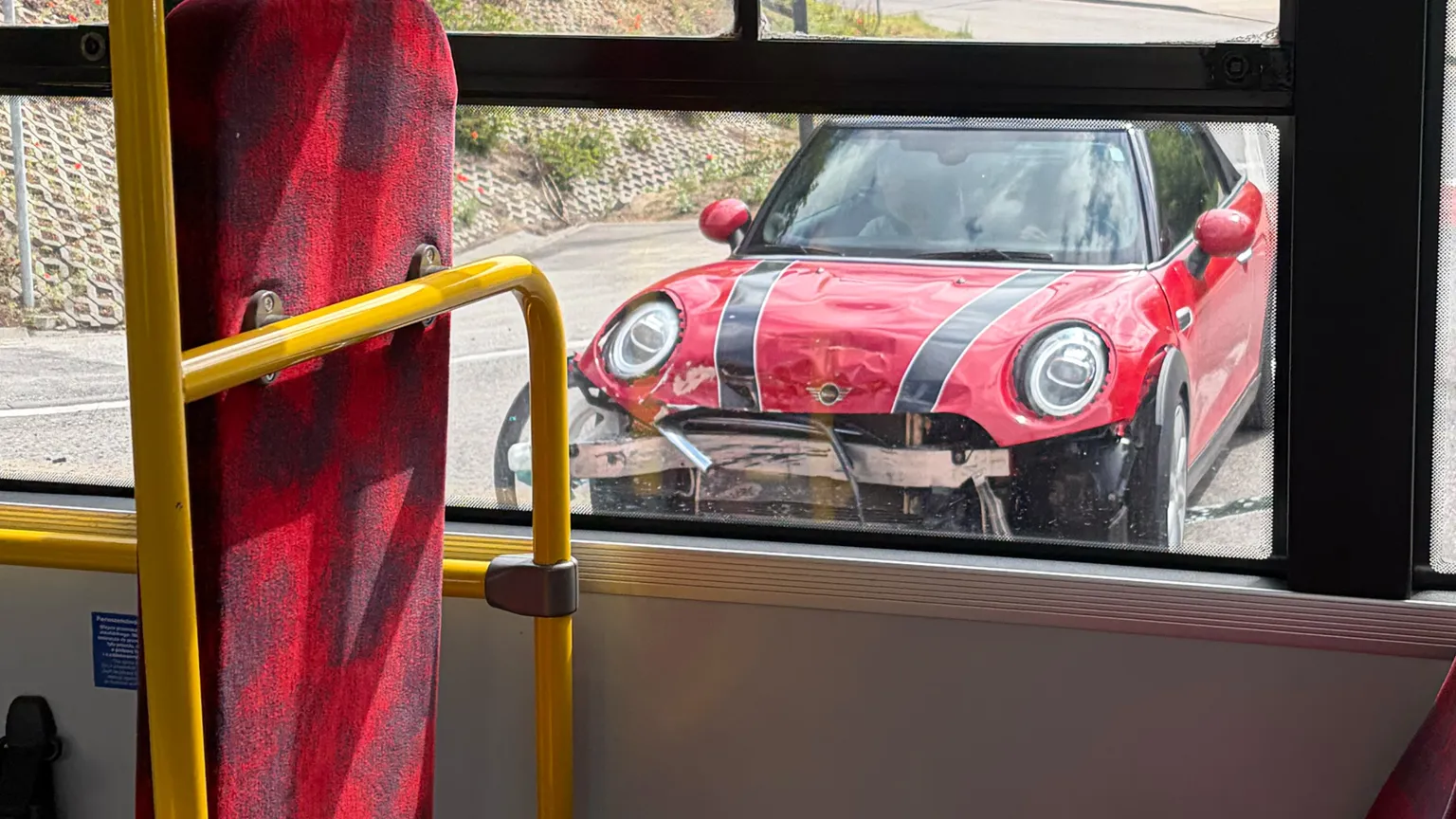 Zderzenie Mini z Mercedesem na skrzyżowaniu Mazowieckiej i 1 Praskiego Pułku