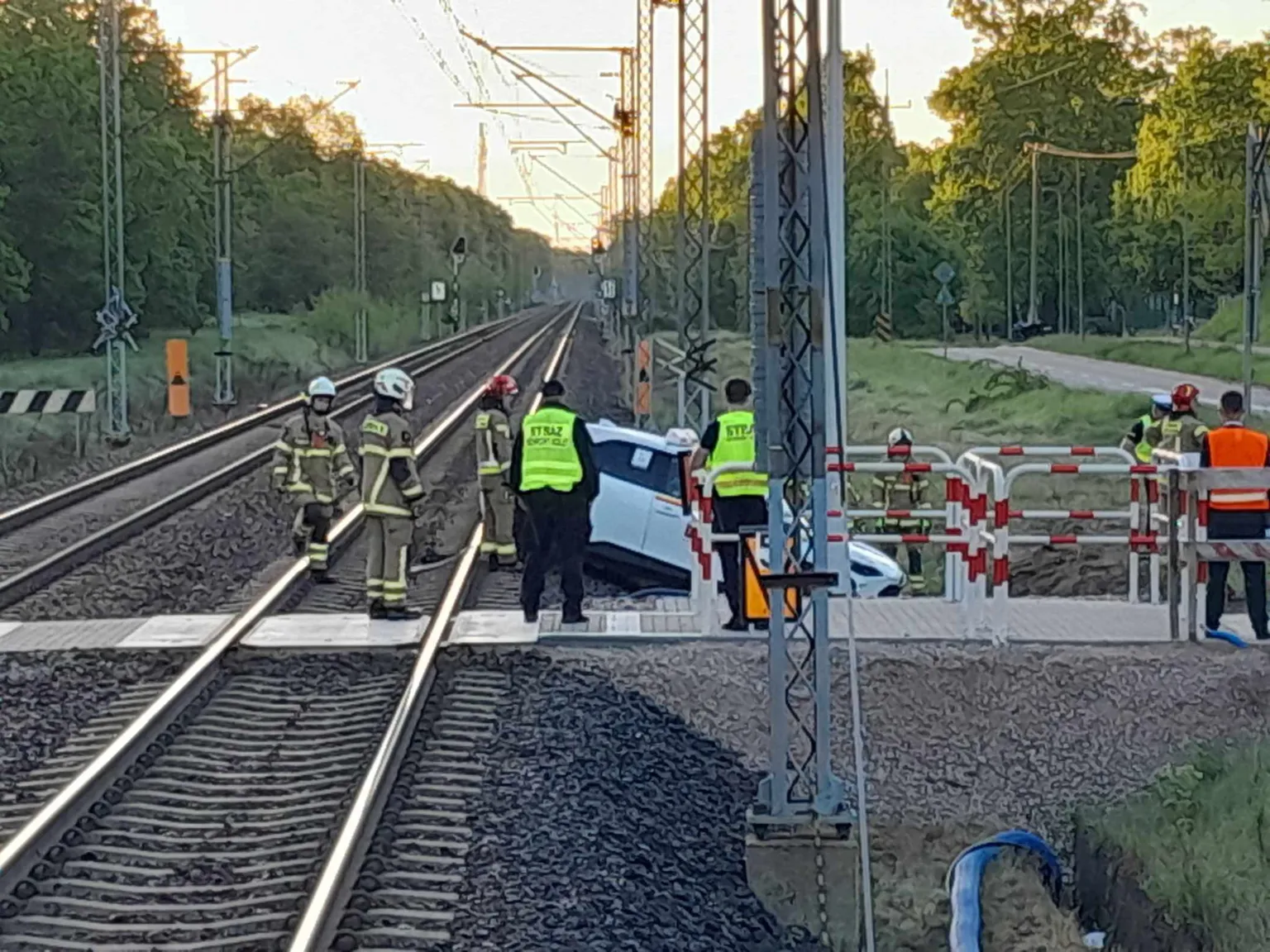 Samochód na torach przy stacji Warszawa Wesoła. Pijany mężczyzna podawał się za pasażera