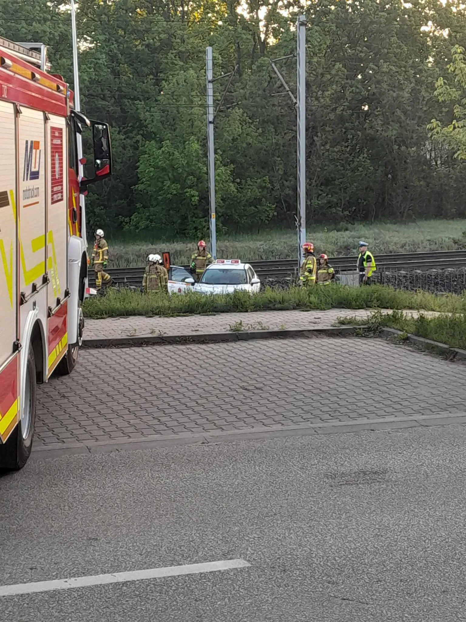 Samochód na torach przy stacji Warszawa Wesoła. Pijany mężczyzna podawał się za pasażera