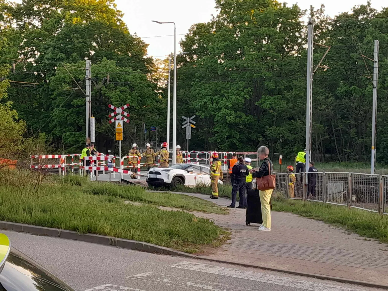 Samochód na torach przy stacji Warszawa Wesoła. Pijany mężczyzna podawał się za pasażera