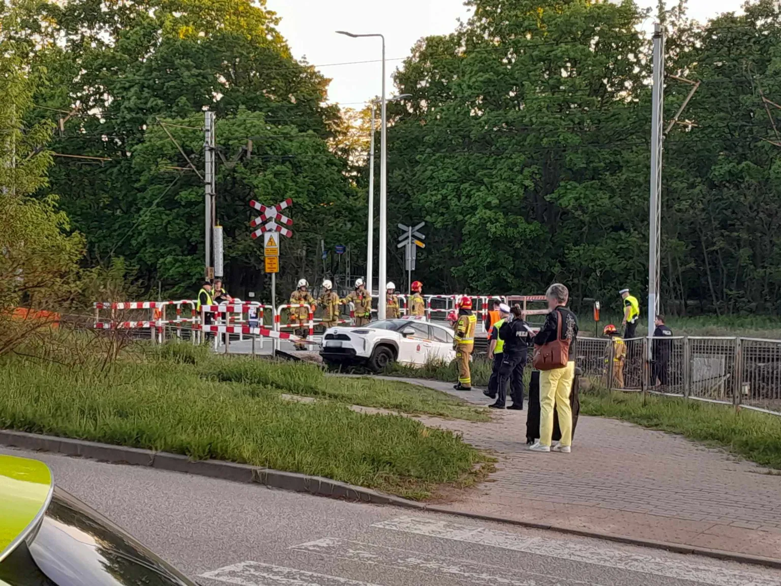 Samochód na torach przy stacji Warszawa Wesoła. Pijany mężczyzna podawał się za pasażera