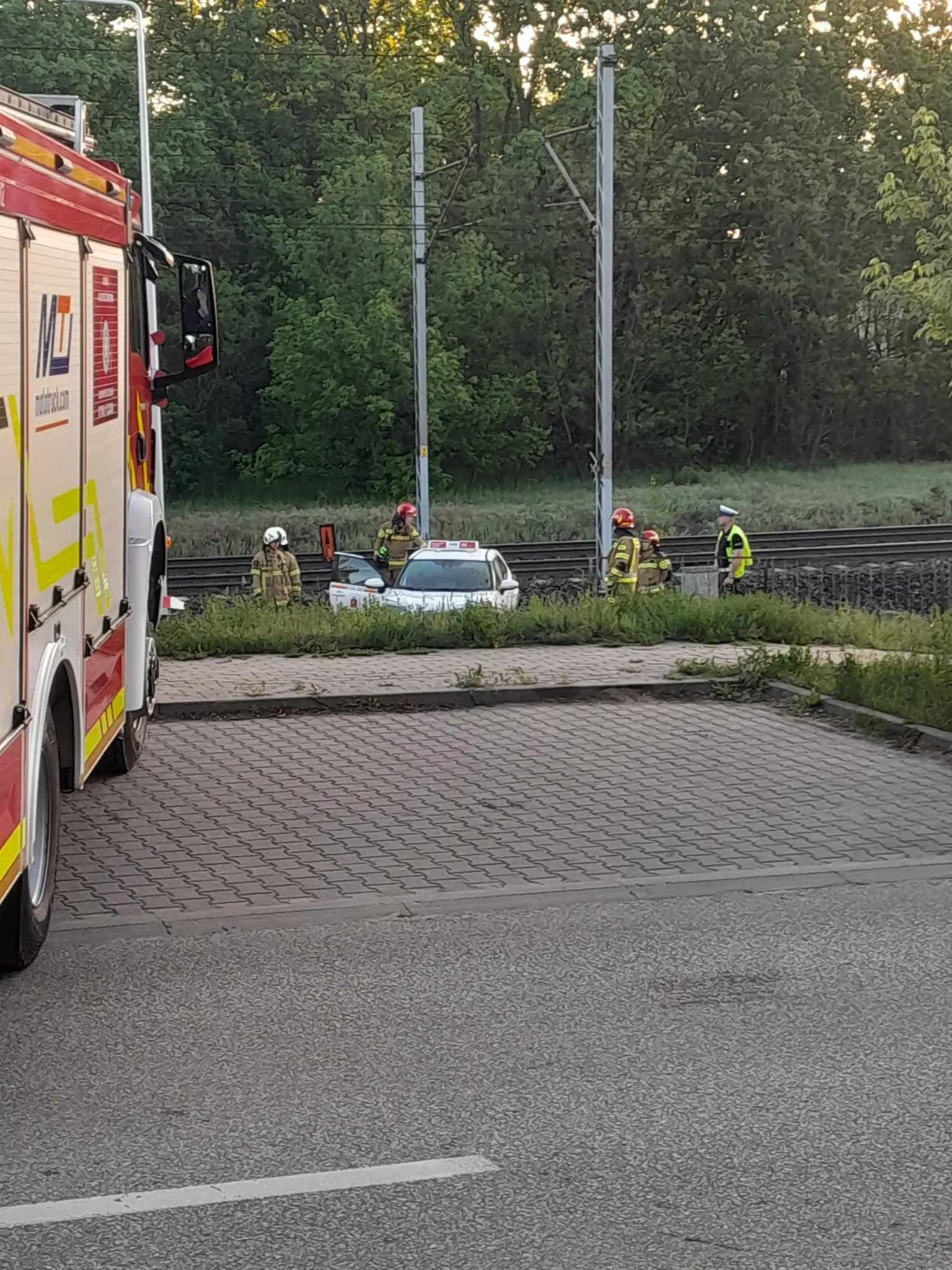 Samochód na torach przy stacji Warszawa Wesoła. Pijany mężczyzna podawał się za pasażera