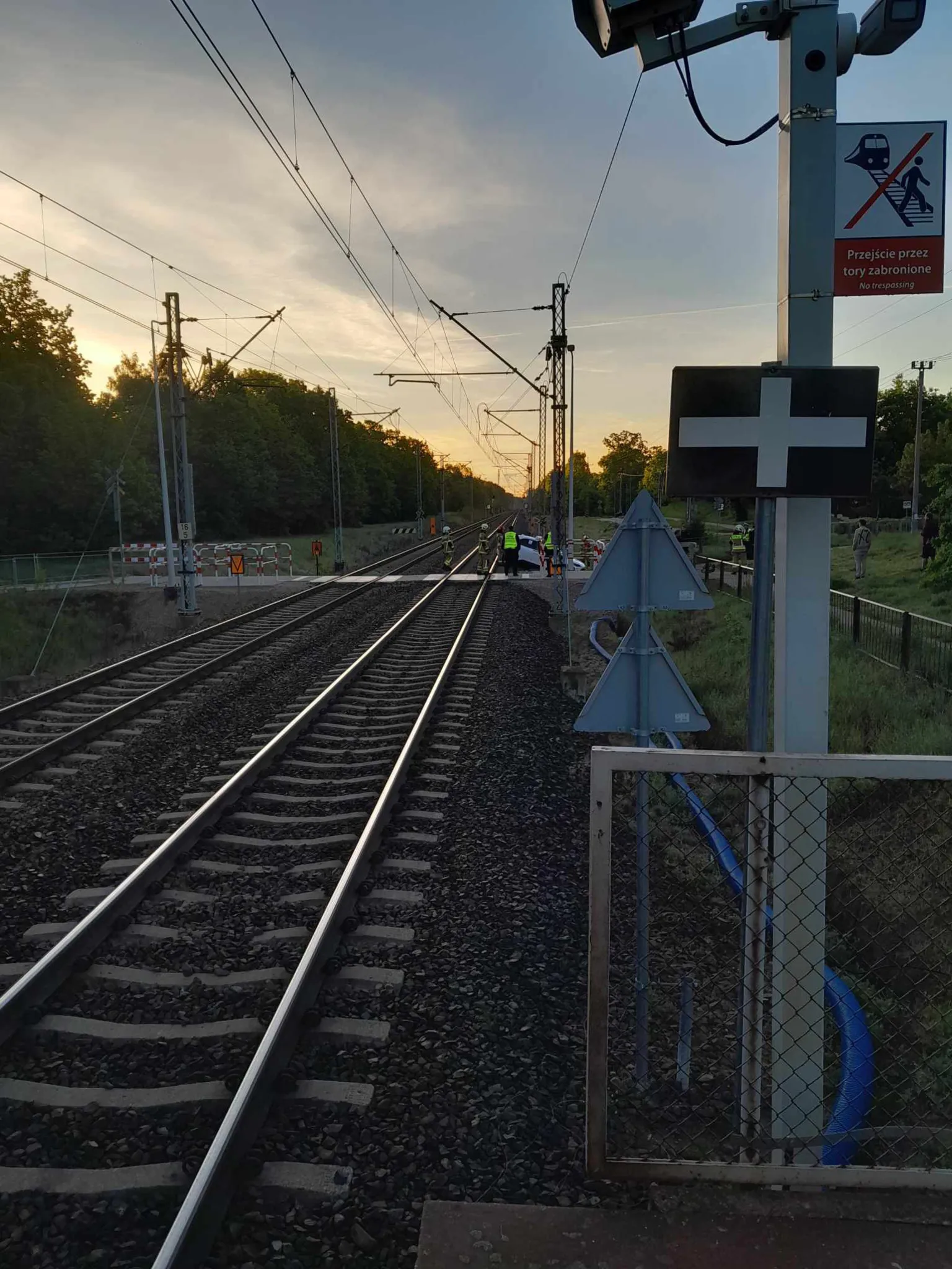 Samochód na torach przy stacji Warszawa Wesoła. Pijany mężczyzna podawał się za pasażera