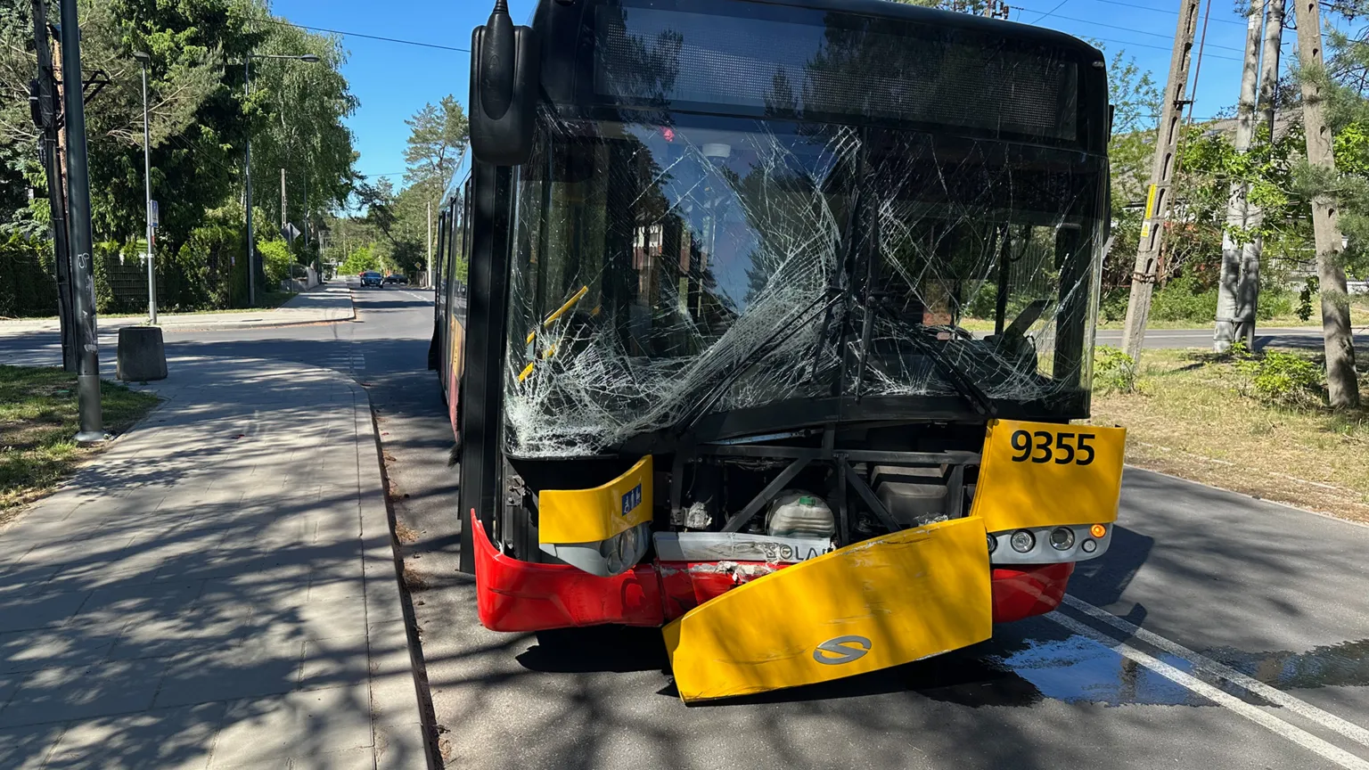 Stłuczka na skrzyżowaniu Narutowicza i Mickiewicza. Autobus 198 z rozbitą szybą
