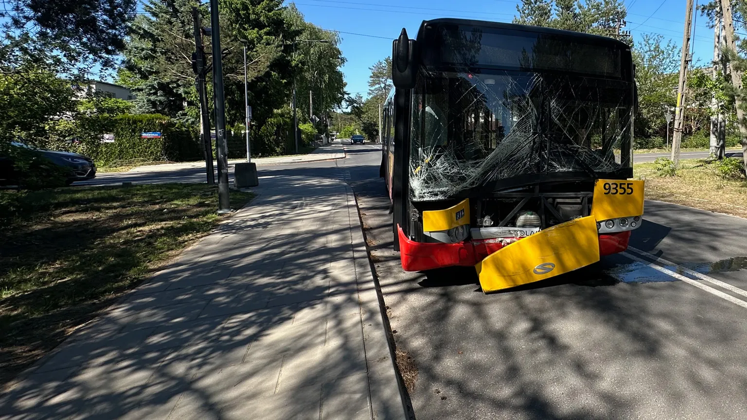 Stłuczka na skrzyżowaniu Narutowicza i Mickiewicza. Autobus 198 z rozbitą szybą