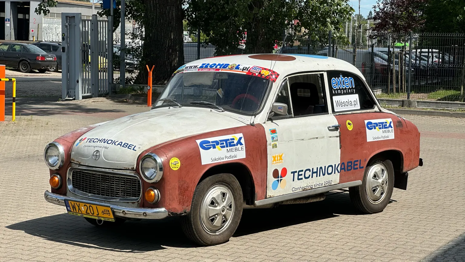 Syrena ze Starej Miłosny wystartowała do Maroka. Złombol 2026 ruszył
