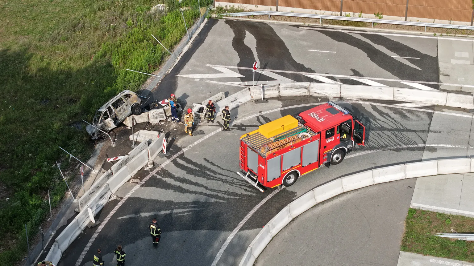 Samochód spłonął po uderzeniu w bariery na zjeździe z S17. Kierowca zbiegł