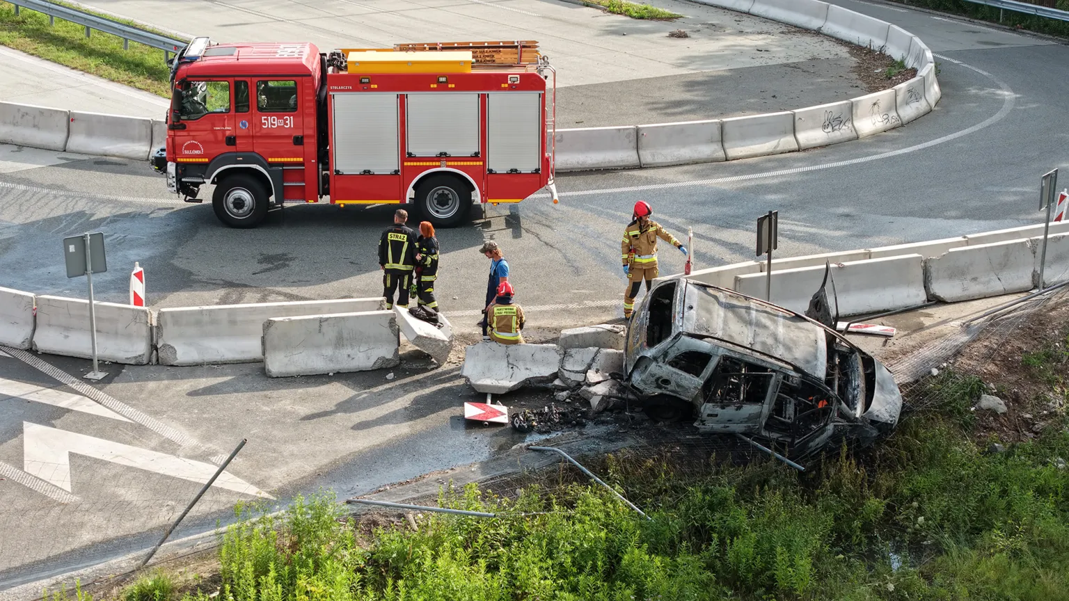 Samochód spłonął po uderzeniu w bariery na zjeździe z S17. Kierowca zbiegł