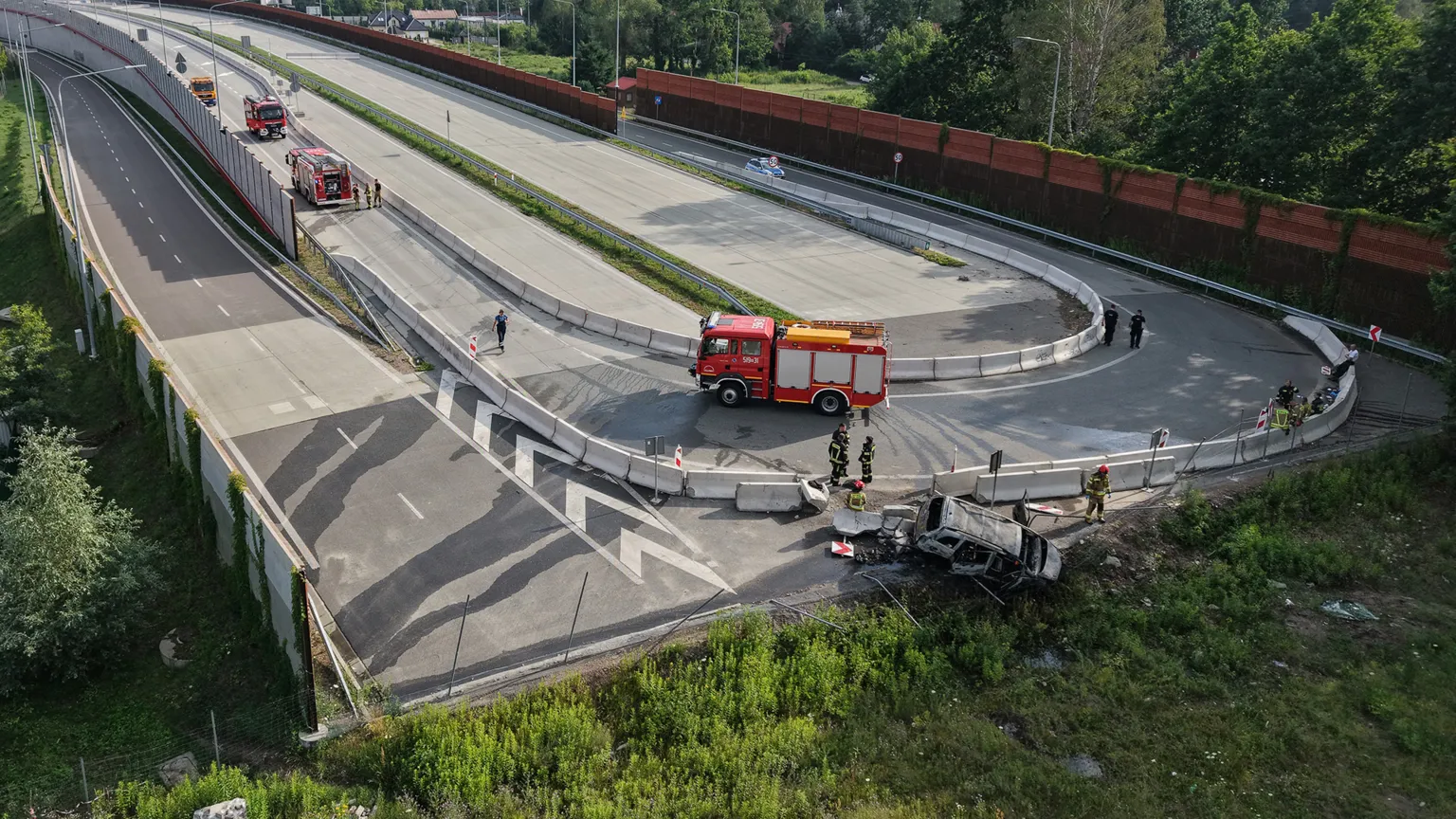 Samochód spłonął po uderzeniu w bariery na zjeździe z S17. Kierowca zbiegł