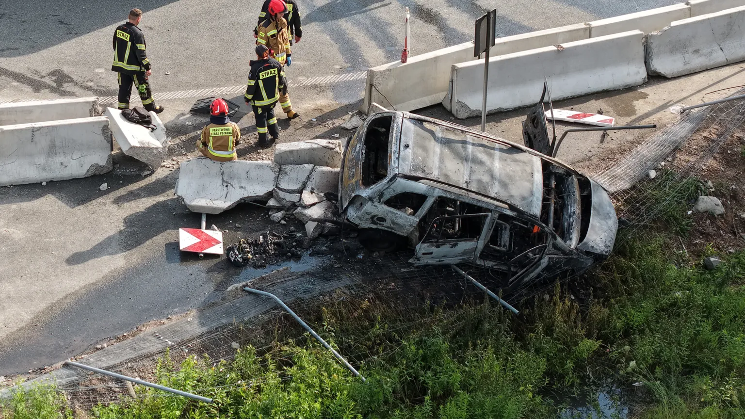 Samochód spłonął po uderzeniu w bariery na zjeździe z S17. Kierowca zbiegł