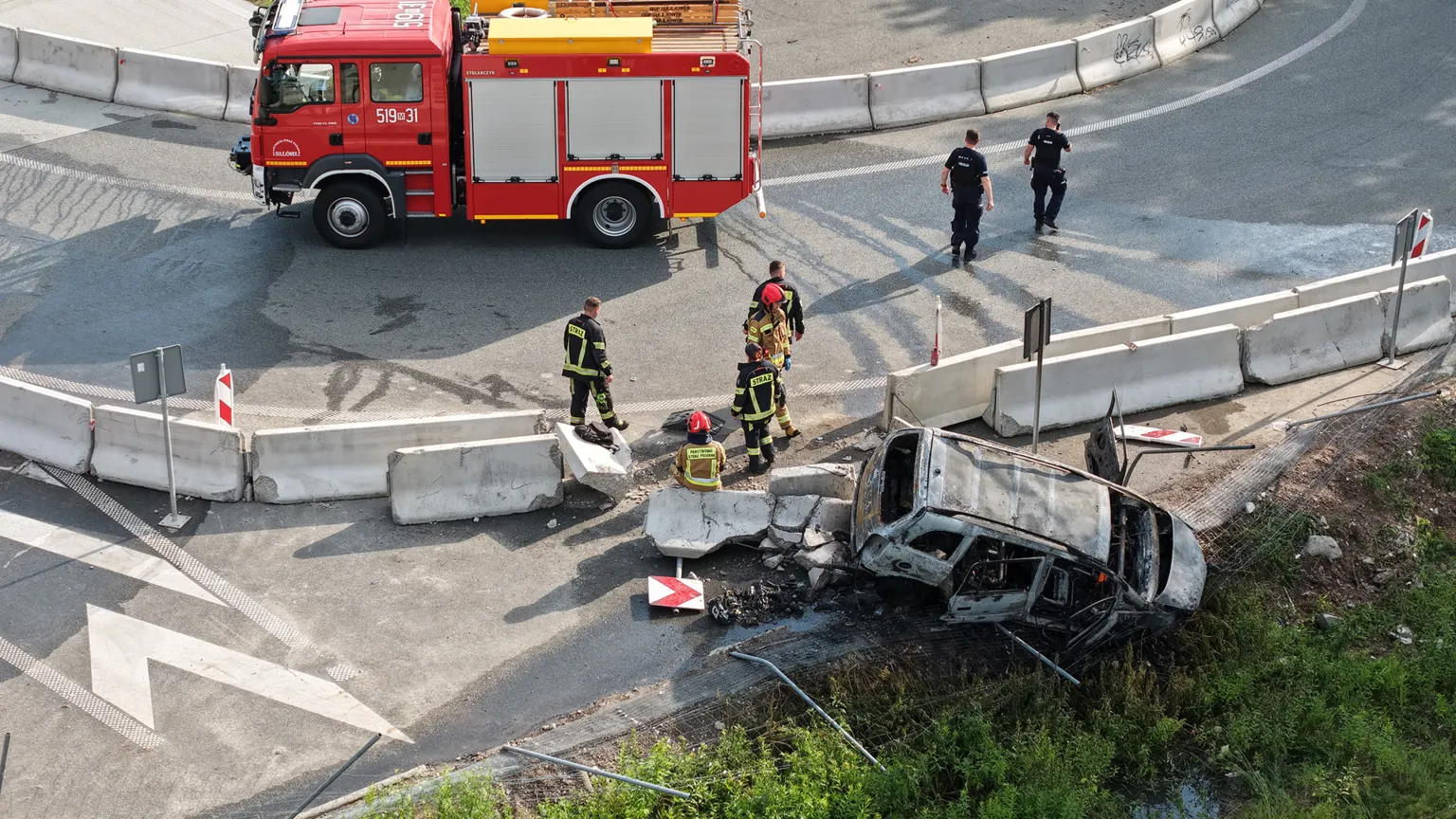 Samochód spłonął po uderzeniu w bariery na zjeździe z S17. Kierowca zbiegł