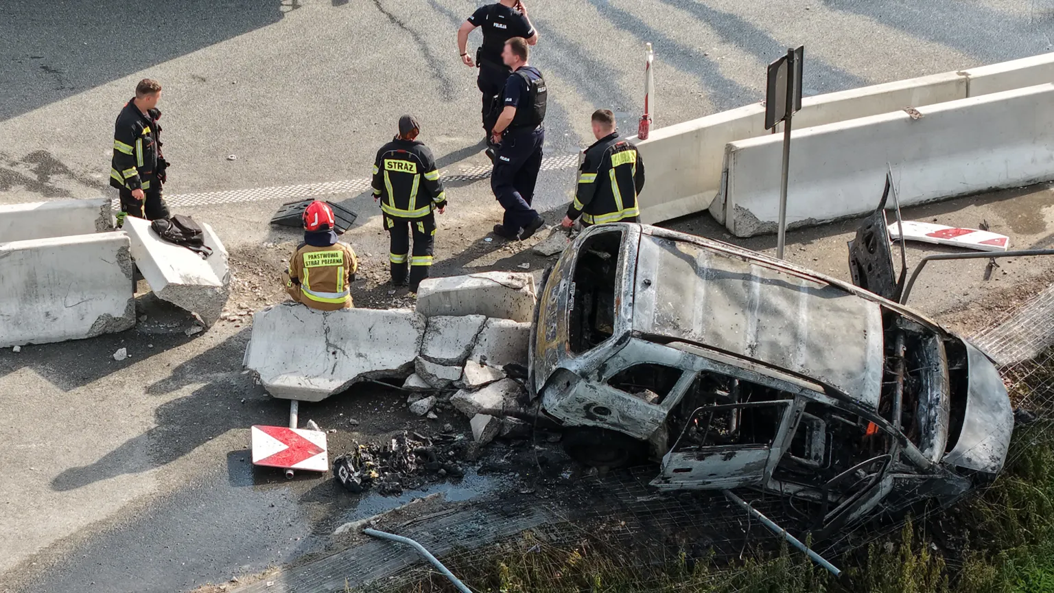 Samochód spłonął po uderzeniu w bariery na zjeździe z S17. Kierowca zbiegł