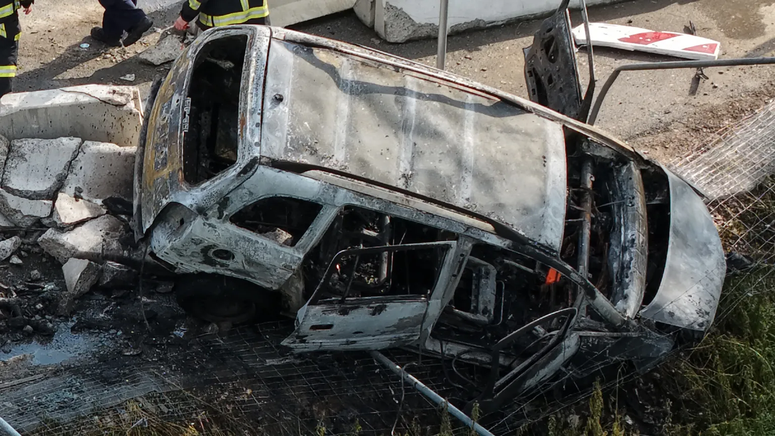 Samochód spłonął po uderzeniu w bariery na zjeździe z S17. Kierowca zbiegł