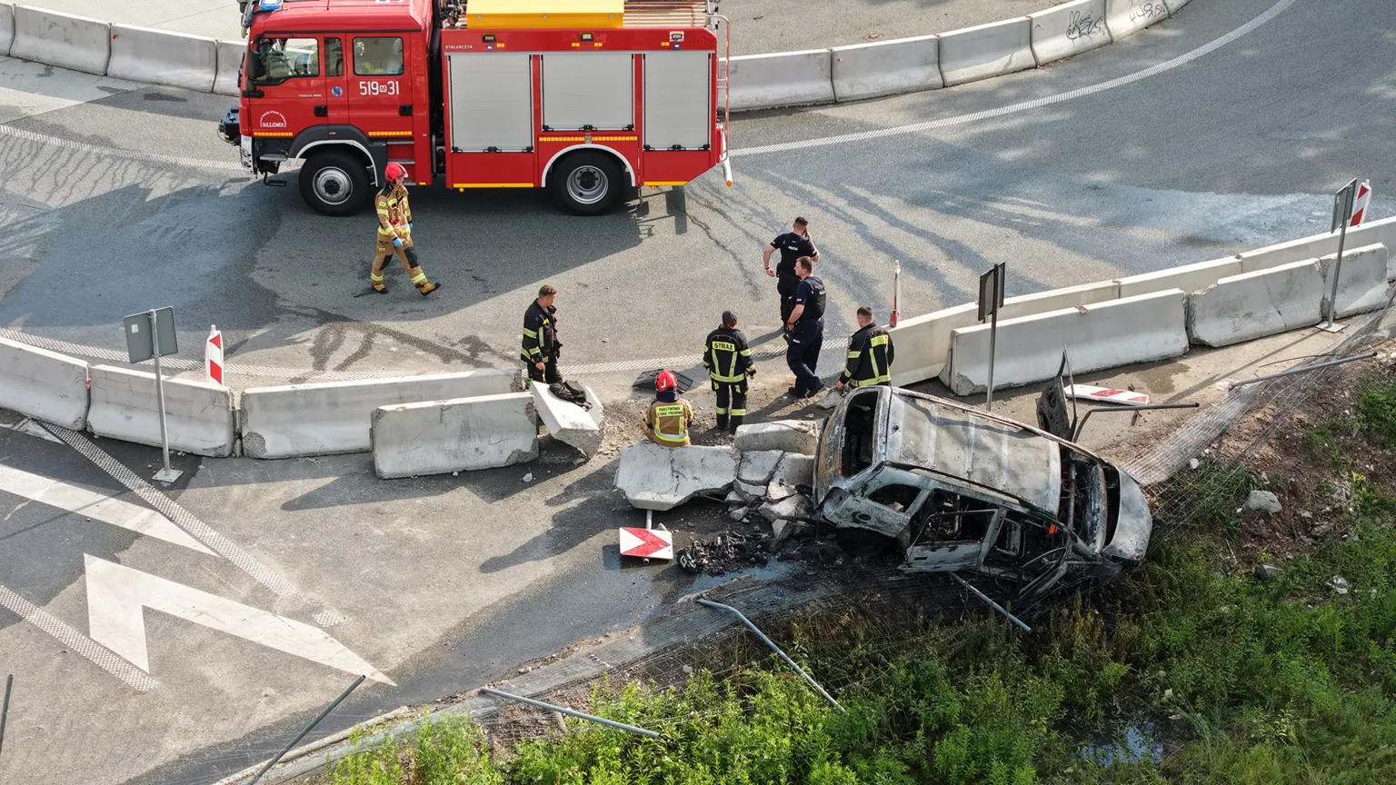 Samochód spłonął po uderzeniu w bariery na zjeździe z S17. Kierowca zbiegł